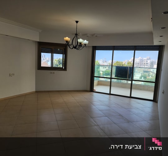 חדר ריק עם קירות לבנים ותאורה על התקרה